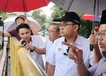 AKMAL NASRULLAH MOHD. NASIR (tengah) meninjau rumah pam di Kampung Mohd. Amin, Johor Bahru.