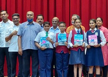 S. Sundarajoo (dua dari kiri) bersama sebahagian daripada murid SJKT yang menerima bantuan buku berkaitan Bahasa Tamil secara percuma di SJKT Mak Mandin, Butterworth, Pulau Pinang, hari ini.