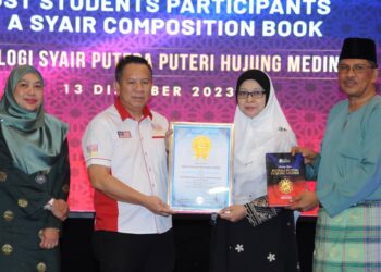 EDWIN YEOH TIONG CHIN (dua dari kiri) menyerahkan sijil MBOR kepada Haslinda Abu Bakar sambil diperhatikan oleh Husaini Mokhlas (kanan) yang menunjukkan buku syair di Hotel New York, Johor Bahru.