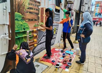 PARA pelajar Jurusan Seni Visual, SSAJ membuat lukisan mural di Laman Kreatif Kluang.