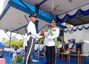 MOHD. RADZI SAFRI dinobatkan sebagai Pelatih Terbaik Keseluruhan pada Program Tamat Latihan  Konstabel di Pulapol, Segamat.