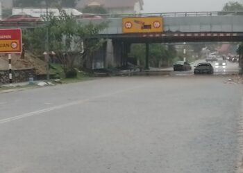 Jalan menuju ke Taman Molek antara 11 lokasi yang dilanda banjir kilat di Johor Bahru ekoran hujan lebat kira-kira dua jam.