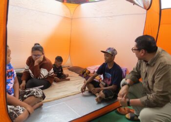 MOHD. Syahbuddin Hashim (kanan) melawat Orang Asli yang berpindah ke PPS SK Kuala Betis, Gua Musang, Kelantan-UTUSAN/AIMUNI TUAN LAH