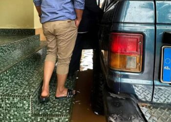 MOHD. Nassuruddin Daud (dua kini) menaiki pacuan empat roda untuk ke pejabat selepas rumahnya di Kampung Meranti, Pasir Mas, Kelantan ditenggelami banjir.