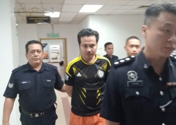 SAID AFENDI didakwa atas pertuduhan membunuh kakaknya di Mahkamah Majistret Johor Bahru, Johor.