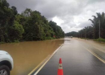 KEADAAN jalan di Kilometer 34, Jalan Kota Tinggi-Mersing berhampiran Kilang Sawit RISDA ditutup kepada semua jenis kenderaan ringan akibat banjir.