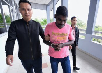 S. MARIMUTHU dibawa ke Mahkamah Sesyen Seremban hari ini atas tuduhan merasuah seorang anggota polis sebanyak RM60 di Port Dickson, kelmarin.-UTUSAN/MOHD. SHAHJEHAN MAAMIN.