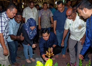 MUHAMAD AKMAL Saleh menyalakan pelita ketika Majlis Rumah Terbuka Deepavali MIC Bahagian Jasin di Bandar Baru Merlimau Utara, Jasin, Melaka. - UTUSAN/SYAFEEQ AHMAD