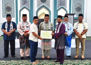 AMINUDDIN Harun (tengah) menyaksikan penyerahan dokumen oleh Jurutera Daerah Seremban, Ir. Ainor Izman Maimun@Mahmood (tiga dari kiri) selaku pegawai penguasa projek kepada Pengarah Jabatan Hal Ehwal Agama Islam Negeri Sembilan (JHEAINS), Datuk Mohd. Zaidi Ramli pada Majlis Penyerahan Projek Masjid Saidatina Aisyah, Bandar Seremban Selatan, Seremban hari ini.-UTUSAN/BADRUL HAFIZAN MAT ISA.