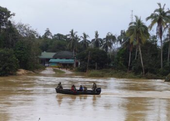 ANGGOTA ATM membantu membawa penduduk yang terjejas dengan banjir selepas jambatan Tanjung Kala, di Kuala Pertang, Kuala Krai, Kelantan hari ini-UTUSAN/YATIMIN ABDULLAH