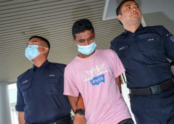 TERTUDUH diiring keluar anggota polis selepas mengaku bersalah di Mahkamah Sesyen, Ayer Keroh, Melaka terhadap dua daripada empat pertuduhan meliwat seorang kanak-kanak lelaki 12 tahun. - UTUSAN/SYAFEEQ AHMAD