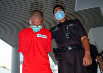 TERTUDUH mengaku bersalah di Mahkamah Sesyen, Ayer Keroh, Melaka atas pertuduhan meliwat dan melakukan seksual terhadap rakan selnya. - UTUSAN/SYAFEEQ AHMAD