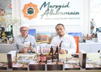 ZULKIFLI (kiri) bersama Muhammad Mursyid bergambar bersama dalam majlis pelancaran buku Umrah DIY baru-baru ini.