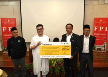 RIZALMAN Ibrahim menyumbangkan dana berjumlah RM367,935 kepada Fakulti Pengajian Islam, Universiti Kebangsaan Malaysia (UKM), Bangi.-UTUSAN/SYAKIR RADIN