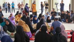 Jenazah M. Daud Kilau tiba di Masjid Tuminah Hamidi