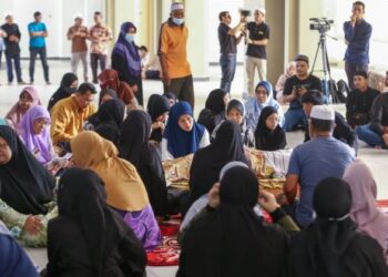 JENAZAH Allahyarham Datuk M. Daud Kilau tiba di Masjid Tuminah Hamidi di sini untuk disembahyangkan. - UTUSAN/MUHAMAD NAZREEN SYAH MUSTHAFA