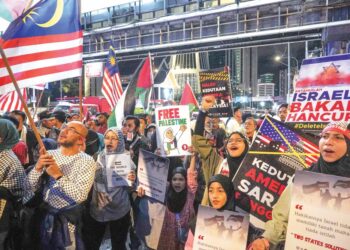 REAKSI peserta demonstrasi himpunan aman 'Kepung Demi Palestin' di pekarangan Pejabat Kedutaan Amerika Syarikat, Jalan Tun Razak di sini, kelmarin.-UTUSAN/AMIR KHALID