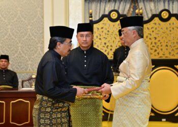 Al-Sultan Abdullah menyampaikan watikah lantikan  sebagai menteri baharu kepada Johari Abdul Ghani
di Istana Negara semalam.