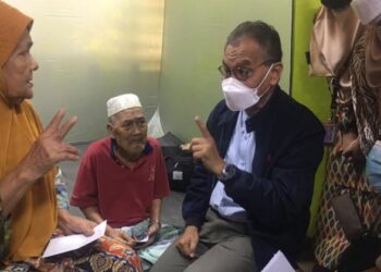 DR. DZULKEFLY Ahmad (dua dari kanan) menyantuni mangsa banjir yang berlindung di pusat pemindahan sementara (PPS) Sekolah Kebangsaan (SK) Jeli, Kelantan, hari ini. - UTUSAN/ ROSMIZAN RESDI