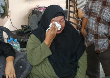 MIMI Julia Ismail, ibu Muhammad Zaharif Affendi Muhd Zamrie tidak dapat menahan sebak ketika mengenangkan kejadian yang menimpa anaknya di Taman Chepor Sentosa,  Chemor di Ipoh hari ini. - UTUSAN/MUHAMAD NAZREEN SYAH MUSTHAFA