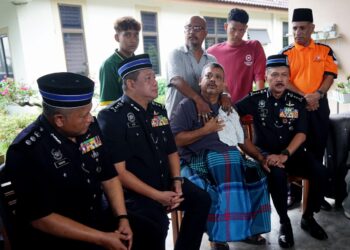 MOHD. Yusri Hassan Basri (depan, kanan) ketika menziarahi keluarga Muhammad Zaharif Affendi Muhd Zamrie di Taman Chepor Sentosa di Ipoh hari ini. - UTUSAN/ZULFACHRI ZULKIFLI