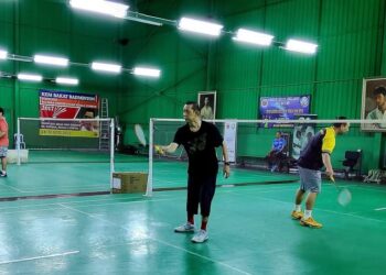 MISBUN Sidek mengendalikan latihan pemain-pemain remaja Thailand. - IHSAN NUSA MAHSURI