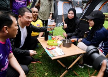 NGA Kor Ming (dua dari kiri) melawat tapak perkhemahan pada Majlis Pelancaran Garis Panduan Perancangan (GPP) Tapak Perkhemahan di Taman D.R Seenivasagam di Ipoh hari ini. - UTUSAN/ZULFACHRI ZULKIFLI