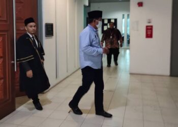 NOOR Azmi Yusof (tengah) hadir pada prosiding pengesahan pernikahan dengan isteri keduanya di Mahkamah Tinggi Syariah Seremban, Negeri Sembilan, semalam. - UTUSAN/NOR AINNA HAMZAH