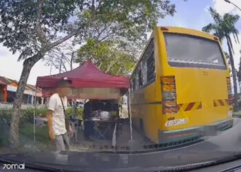 KEADAAN bas yang melanggar mekanik yang membeli makanan di sebuah gerai di Taman Klebang Putra di Ipoh. - UTUSAN