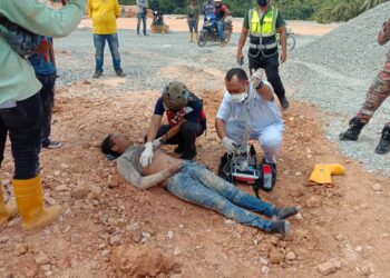 PETUGAS perubatan memeriksa mayat warna Indonesia yang tertimbus dalam kejadian tanah menggelungsur di tapak projek Central Spine Road (CSR) Kampung Berembang, Padang Tengku di Lipis, Pahang.