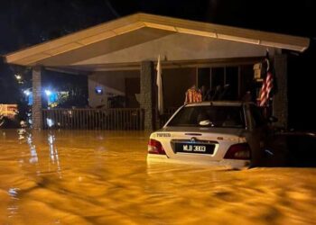 SEBUAH kereta berada di hadapan rumah hampir ditenggelami banjir air Sungai Dong di Kampung Pamah Rawas di Raub, Pahang. - FOTO/IHSAN PENDUDUK PAMAH RAWAS