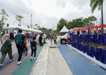 SEJAJAR dengan hasrat kerajaan Madani, kita perlu membina masyarakat beradab yang menjunjung tinggi nilai-nilai kemanusiaan serta maju dalam penguasaan ilmu pengetahuan dan teknologi. – UTUSAN/FARIZ RUSADIO