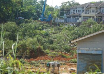 SITUASI kejadian tanah runtuh di Taman Wawasan, Puchong, Selangor. - UTUSAN/FARIZ RUSADIO