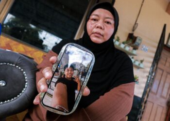 Mimi Julia Ismail, 50,  menunjukkan gambar anaknya, Muhammad Zaharif Affendi Muhd Zamrie, pelajar tingkatan lima yang maut dilanggar DSP ketika ditemui di Taman Chepor Sentosa di Ipoh hari ini. -