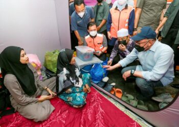 ANWAR Ibrahim melawat mangsa-mangsa banjir di pusat pemindahan sementara (PPS) di Sekolah Menengah Kebangsaan Agama (SMKA) 
Lati, Pasir Mas semalam. – UTUSAN/KAMARUL BISMI KAMARUZAMAN