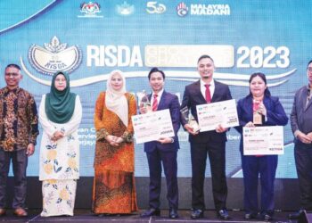 NORAINI Ahmad bersama pemenang Risda Grooming Big Challange 2023 di Cyberview Resort dekat Putrajaya, semalam. – UTUSAN/FAIZ ALIF ZUBIR