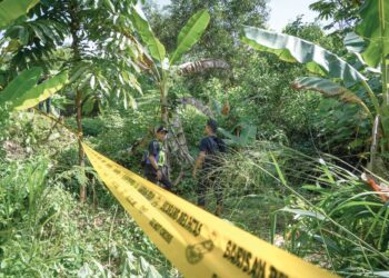 ANGGOTA polis berada di lokasi penemuan mayat kanak-kanak autisme, Zayn Rayyan Abdul Matiin berhampiran Apartment Idaman, Damansara Damai di sini, semalam.-UTUSAN/MUHAMAD IQBAL ROSLI