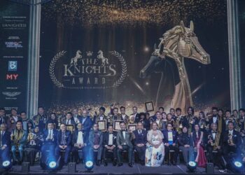 ZYRO Wong (duduk, tengah) bergambar bersama sebahagian penerima anugerah yang hadir pada Majlis Anugerah The Knights 2023 Musim Ke-2 di Kuala Lumpur. - UTUSAN/AMIR KHALID