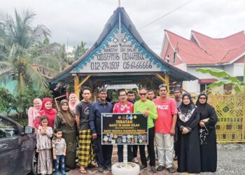 AHMAD Zaini Mohd Daud (tiga dari kanan) bersama peminat Allahyarham M. Daud Kilau yang mengunjung rumah penyanyi itu di Bagan Datuk. - UTUSAN/AIN SAFRE BIDIN