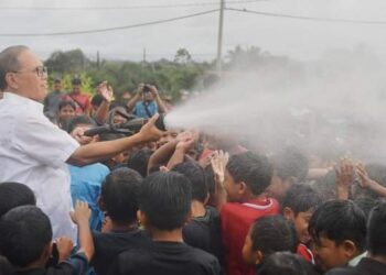 WAN ROSDY Wan Ismail (tengah) memandikan seramai 162 orang kanak-kanak sebelum berkhatan sempena Program Berkhatan Anak Pahang peringkat daerah di Felda Sungai Koyan, Lipis, hari ini.