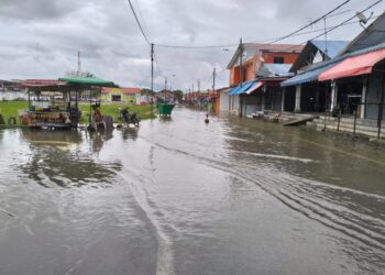 SEBAHAGIAN kawasan di pekan Rantau Panjang, Kelantan mula ditenggelami banjir sejak semalam-UTUSAN/ROHANA ISMAIL.