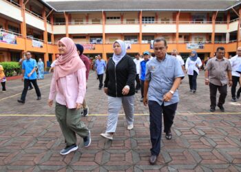 FADHLINA Sidek (kiri) semasa turun padang melakukan tinjauan di pusat pemindahan sementara (PPS) Sekolah Kebangsaan (SK) Gual Tinggi, Rantau Panjang, Kelantan hari ini-UTUSAN/KAMARUL BISMI KAMARUZAMAN.