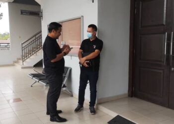 AW Weng Yu (kanan) hadir ke Mahkamah Sesyen Seremban bagi berdepan pertuduhan memiliki barang kawalan berjadual minyak diesel untuk syarikat dan persendirian tanpa lesen.-UTUSAN/NUR SHARIEZA ISMAIL.