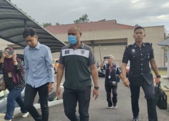 HASRY Hisham Hassan (tiga dari kiri) hadir ke Mahkamah Sesyen Kuala Pilah hari ini atas tuduhan pecah amanah wang milik banduan bernilai RM9,850 di Pusat Pemulihan Dadah Jelebu di antara tarikh 30 Mac sehingga 1 Mei lalu.-UTUSAN/NOR AINNA HAMZAH.