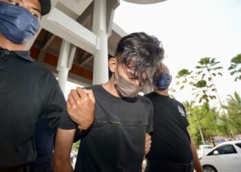 MOHAMAD Amirul Arshad Zainudin dibawa ke Mahkamah Majistret Selayang bagi menghadapi pertuduhan membunuh pemilik rumah sewaannya. UTUSAN/SYAKIR RADIN