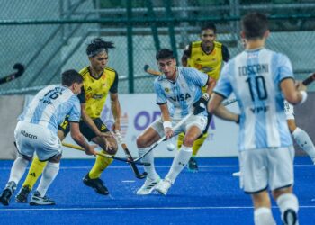 KUALA LUMPUR, 06 DISEMBER 2023 - Pemain Malaysia, Harris Osman dikawal ketat pemain Argentina, Rey Matias (kiri) dan Nobili Guido pada saingan kumpulan A di hari kedua Piala Dunia Hoki Junior Lelaki 2023 di Stadium Hoki Nasional Bukit Jalil di sini, malam ini. Gambar; MUHAMAD IQBAL ROSLI/ UTUSAN, MALAYSIA