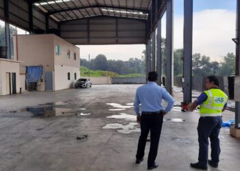 SEBUAH premis di kawasan perindustrian Seremban 2 yang disyaki menjadi punca berlakunya insiden pencemaran bau minyak di Sungai Linggi yang mengakibatkan LRA Sungai Linggi terpaksa menghentikan operasi.