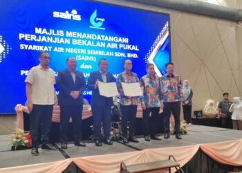 AMINUDDIN Harun dan Wan Rosdy bertukar dokumen pada Majlis MoU Bekalan Air Pukal di antara PAIP dan Sains di Port Dickson hari ini.-UTUSAN/NOR AINNA HAMZAH.