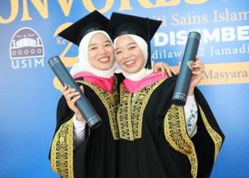 AIDA Farisah Ahyat (kiri) dan Aida Fasihah (kanan) ketika ditemui selepas mereka menerima Diploma Pascasiswazah Pendidikan (Pendidikan Islam) pada Majlis Konvokesyen USIM Ke-21 di Dewan Tuanku Canselor USIM di Nilai, Seremban hari ini.