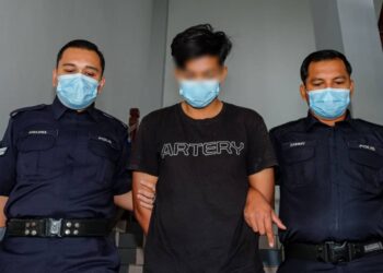 TERTUDUH berusia 18 tahun mengaku bersalah di Mahkamah Sesyen, Ayer Keroh, Melaka atas pertuduhan melakukan amang seksual fizikal dan beronani di hadapan kanak-kanak perempuan berusia 13 tahun. - UTUSAN/SYAFEEQ AHMAD